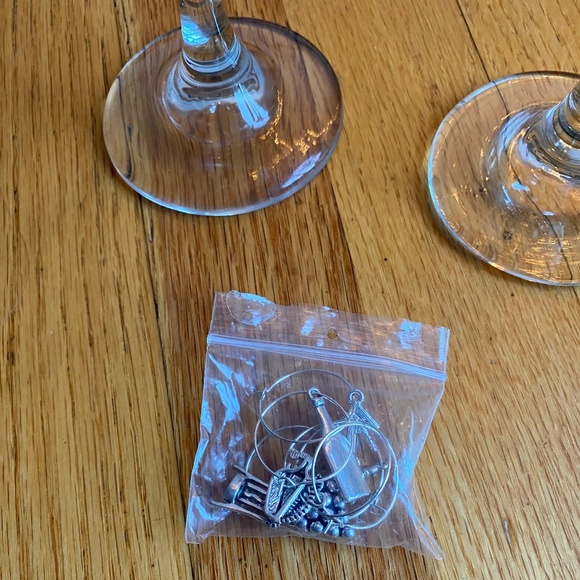 Wine glass set w/ charms - Picture 4 of 5